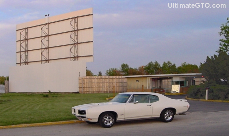 In the spring/summer of 2006, I decided to try and visit all the (22) open drive-ins in Indiana. My third stop on the
drive-in tour was May 6th, 2006. This place is in town, literally IN town,
with houses surrounding it. But that's not a bad thing. It
