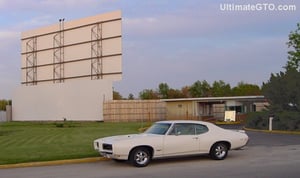 In the spring/summer of 2006, I decided to try and visit all the (22) open drive-ins in Indiana. My third stop on the
drive-in tour was May 6th, 2006.  This place is in town, literally IN town,
with houses surrounding it.  But that's not a bad thing. It