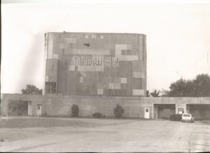 I took this picture on the last night it was open. Thats my old Ford station wagon parked first in line. It was a Sunday evening and we they opened, they let us in free.