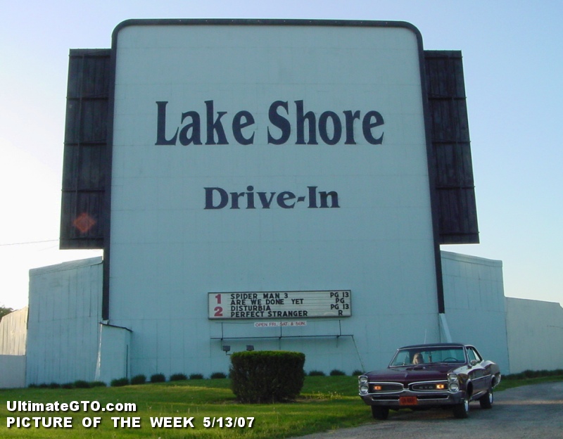 What a handsome screen tower. A '67 Pontiac GTO arriving for the show. The owner of the car was participating in a "Drive-In Movie Tour" sponsored by a GTO website.