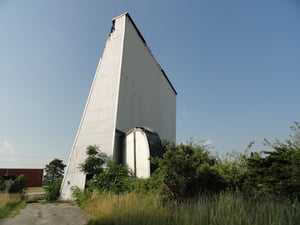 side view of screen tower