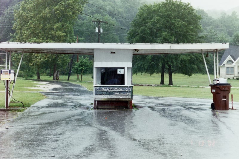 This is a twin screen drive-in.Between 300-500
cars capacity. They have some outside concession stand setting.They still use the old speakers.Under screen one they have a built in car wash.We went here on a vacation from Seymour,IN.