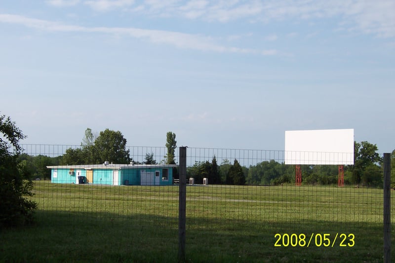 Concession stand and screen