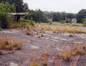 In this picture, the projection/concession building, the ticket booth and the stone pillar of the entrance/marquee are visible