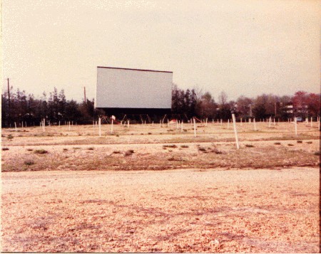 Theater was closed by this time, having ceased operation just the previous fall ('86).  I took this shot in April '87.  When I returned the following April, the entire place had been cleared away.

