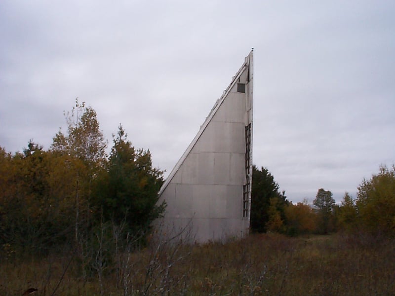side view of screen tower