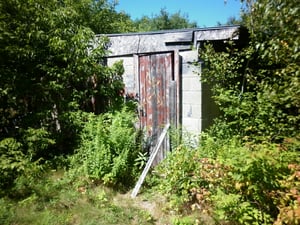 Left side entrance into the snack bar