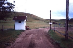 ticket booth, and also illustrating the nice surrounding hilly area. sure would be a nice ozoner to visit... (also from http://ca.geocities.com/drive_in_theatres/Open_DIs.htm)