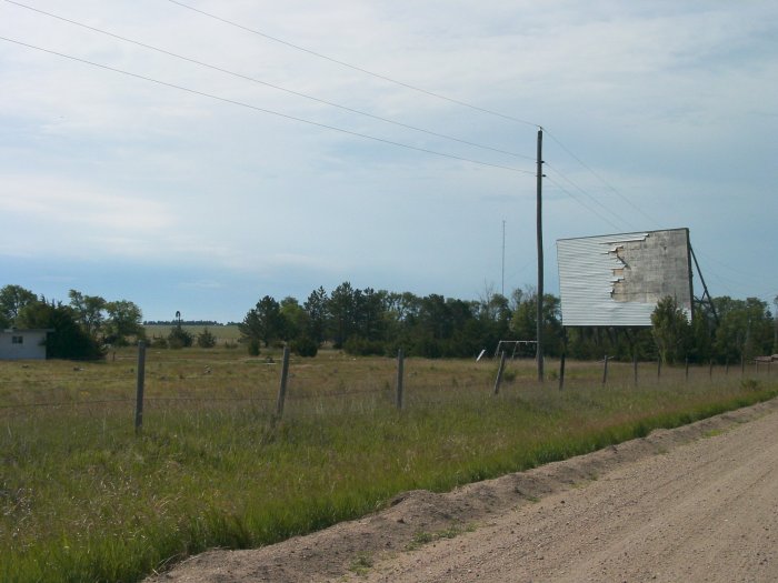 Pineview Drive-In - Projection building & screen