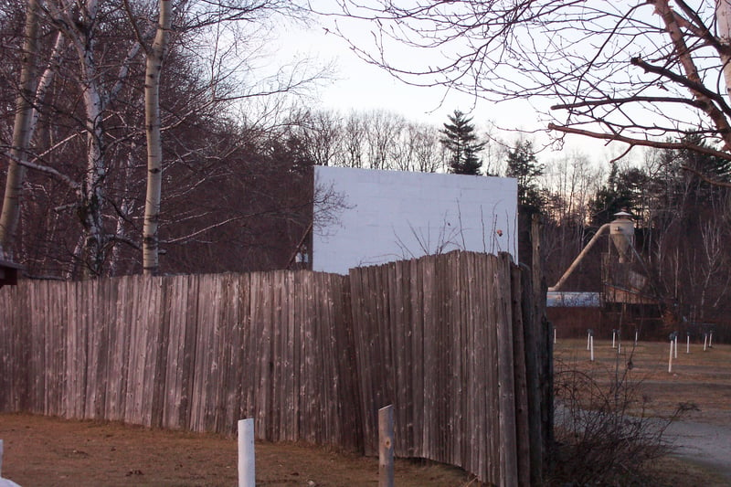 The other screen, view from the street.