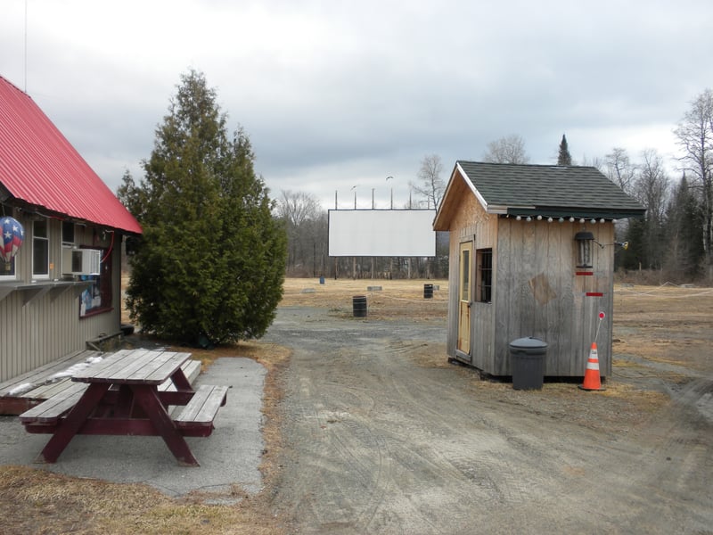 Snack bar to the left, screen in the distance in the middle, ticket booth on the right.