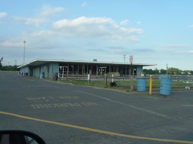 This theatre has just the Booth and Snck stand NO SCREEN.  Used as a Flea Market on Sat and Sun