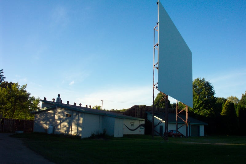 side view of screen and snack bar