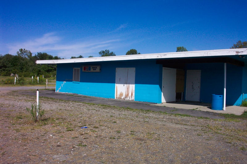 side view of snack bar