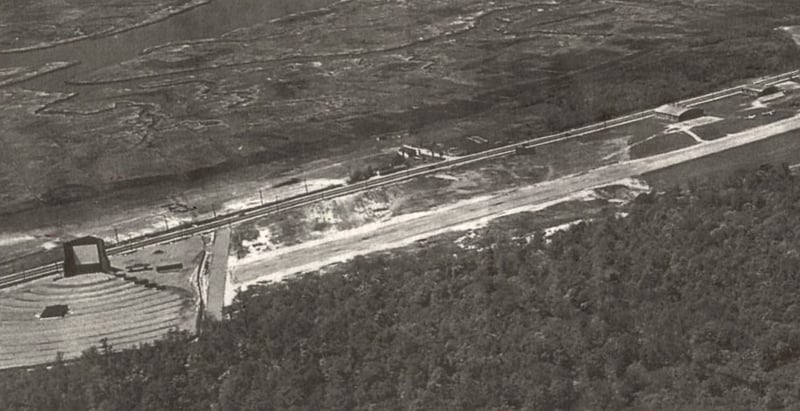 The Fabian Drive-In Theater - Richmond Avenue
Opened May, 1948 - Closed 1965
(to the right of the drive-in is the Old Staten Island Airport which close in 1964)