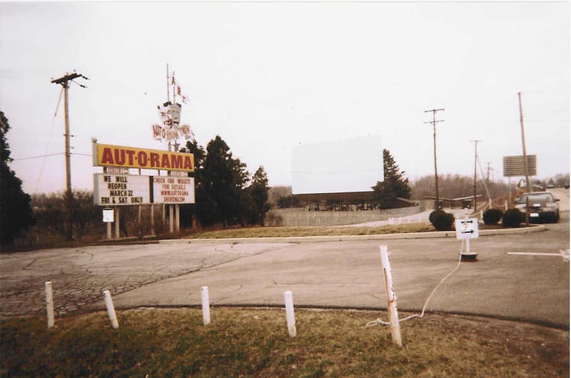 Entrance with screen 1 and box office in the background.