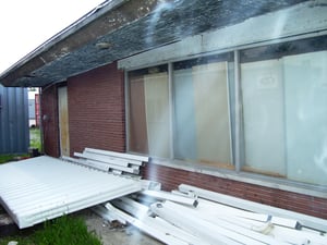 Even the large glass windows of the concession stand are still in placeon both sides..