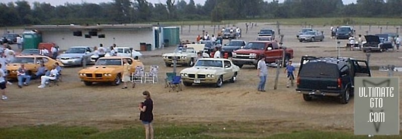 Kingman Drive-In, Delaware Ohio
GTOAA club meet event 7/7/2000
Array of GTOs #1 arriving at the drive-in.