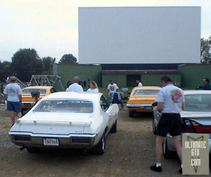 Kingman Drive-In, Delaware Ohio
GTOAA club meet event 7/7/2000
We made a cruise from the host hotel to the local drive-in movie place to see Gone In 60 Seconds.
Here is a '68 GTO hardtop and a Judge waiting for the movie to begin. The movie was a hit