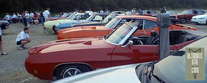 Kingman Drive-In, Delaware Ohio
GTOAA club meet event 7/7/2000
'GTOs from the side with Indy GTO Assn member Chris Smetana staring down the snout of a Judge.
