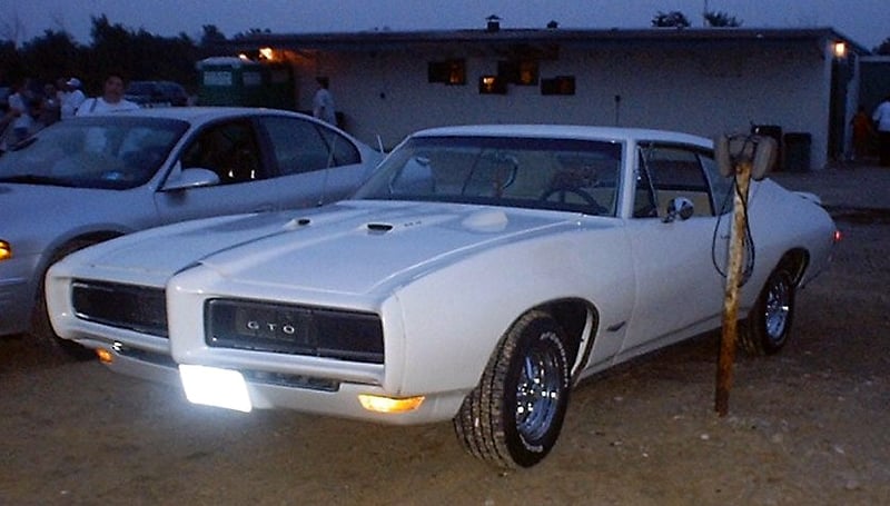 Kingman Drive-In, Delaware Ohio
GTOAA club meet event 7/7/2000
Sean's '68 GTO hardtop white at movies. Sean runs the popular
GTO website called UltimateGTO.com
