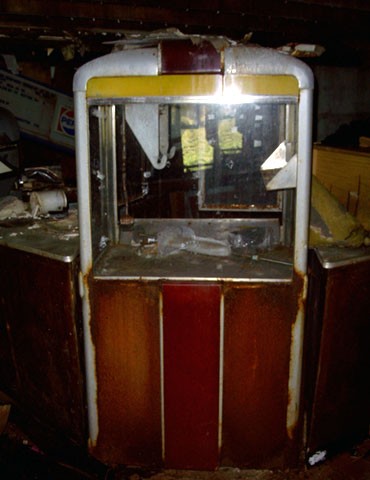 A nice old popcorn popper. It was in good shape, and the inside was pretty clean for sitting since '83. Looks like it would work if plugged in.