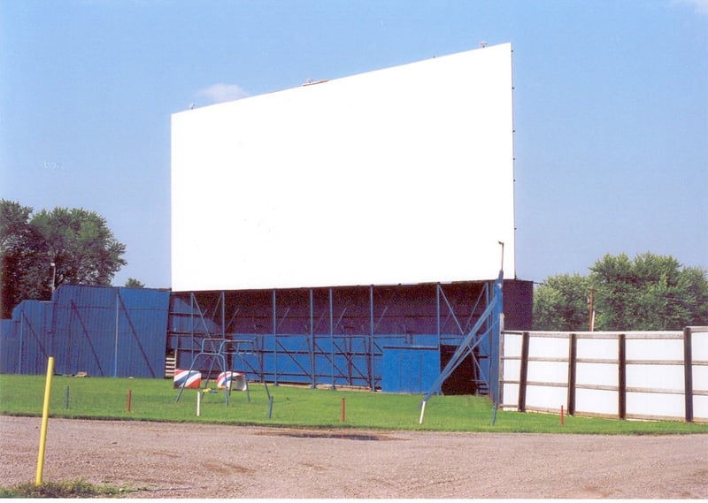 SKYWAY SCREEN. NICE SIZED 94' BY 60'.
GOOD VIEW FROM 7-8 ROWS BACK.