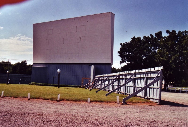 Screen with small lawn in front