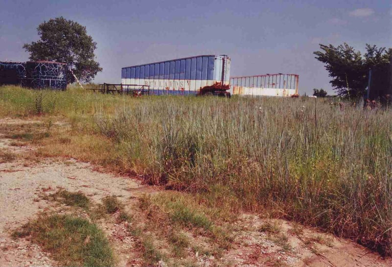 A few trailers are sitting on the field, obviously already since a long time