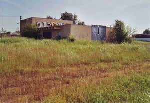 Concession/projection building with upper floor projection portholes