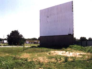 Something else that makes you feel like you just stepped out of a time machine here is the screentower... it was NEVER converted to CinemaScope! I don't know when this theatre closed, but some former employees, who worked at an indoor theatre I used to