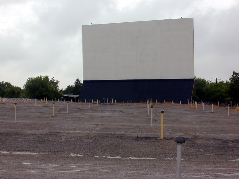 Screen and field with speaker poles