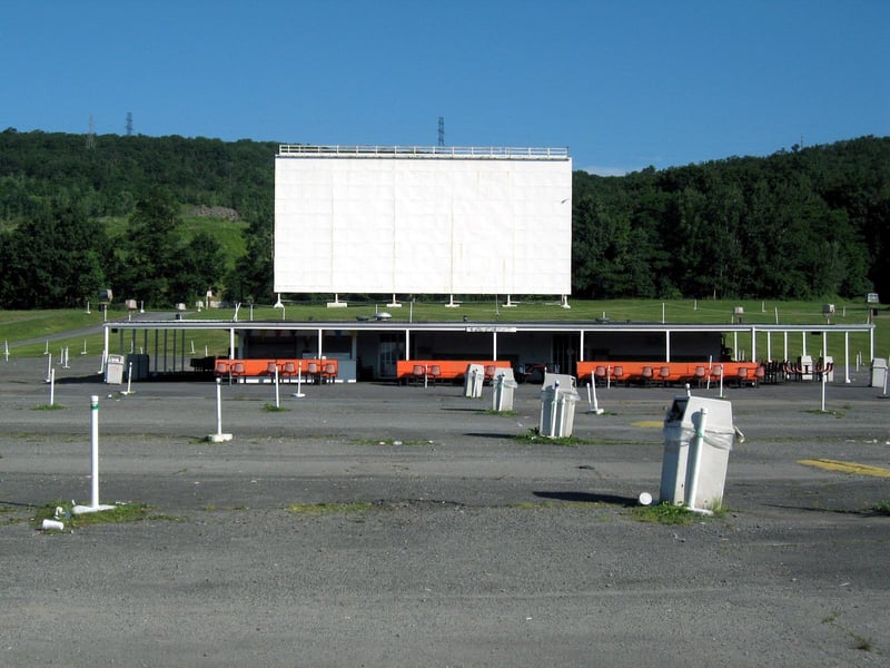 DIFFERENT VIEW OF SCREEN AND CONCESSIONS.