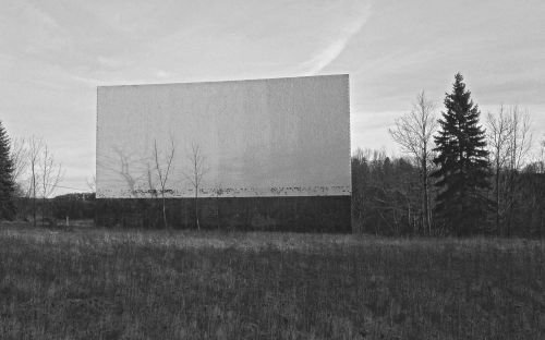 This image shows the gentle curvature of the screen and the wading poolfountain toward the lower left of the screen.