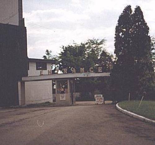 ticket booth + driveway (orig. from driveintheater.com)