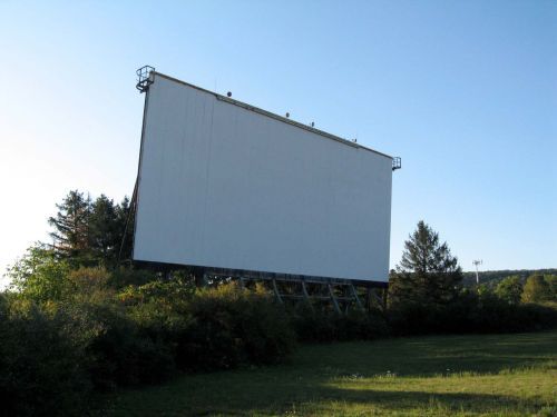 SCREEN AT SUNSET. TONIGHT WAS THE LABOR DAY DUSK TO DAWN SHOW. NOTICE THE SIZE OF THE SCREEN BY THE CATWALK RAIL. VERY LONG, OVER 100'WIDE. TRULY ONE OF THE LARGER ONES OUT EAST.