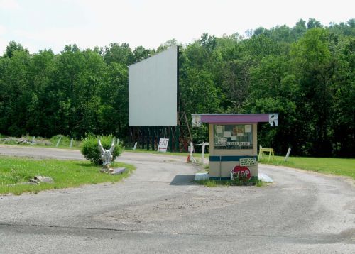 SCREEN AND TICKET BOOTH. NOTICE THE SILVER GARGOYLE. THIS IS A RECENT REOPENED THEATER.