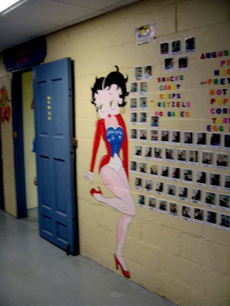 BETTY BOOP ON THE WALL. THERE WERE PROPS, OLD ADS FROM THE THEATER DURING THE 50'S, A VERY PLEASANT EXPERIENCE.