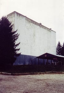 The massive screen with the picknick shelter in front