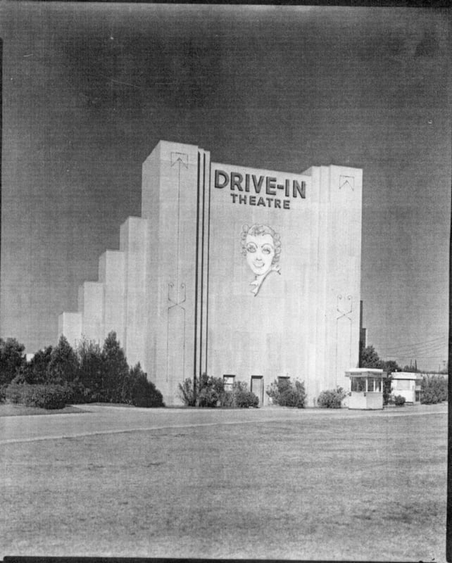 Picture of the Screen mural when it first opened.  Originally called the "Drive-In Theatre".
www.geocities.com/missy78214/freddi.html