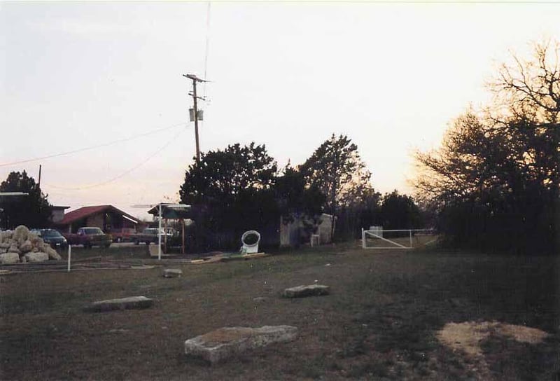 This is an old entrance which is now closed off. They built a parking lot for the indoor cinema, part of it being behind the arcade in the center of the picture.