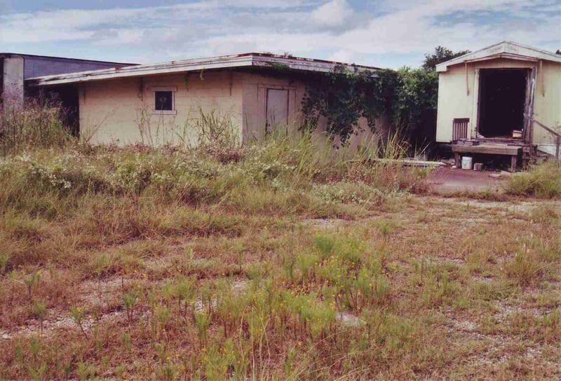 Concession building squeezed between two mobile homes