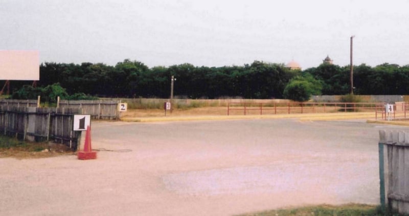 These are the lane markers for the different screens. You drive over a bridge to get to screens 3 and 4. The Mission is shown in the center of the picture. That's screen 3 towards the left of the picture.