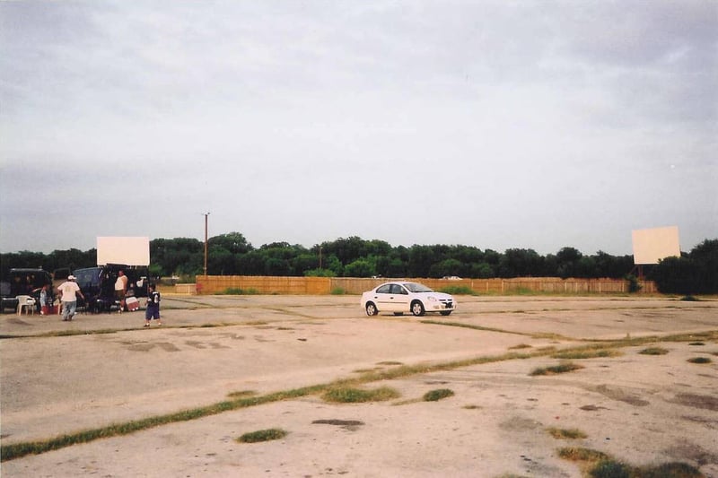 Screens 2 and 3 from lot No.4. Screen 2 is on the left and 3 on the right. That's my rental car in the center of the photo.