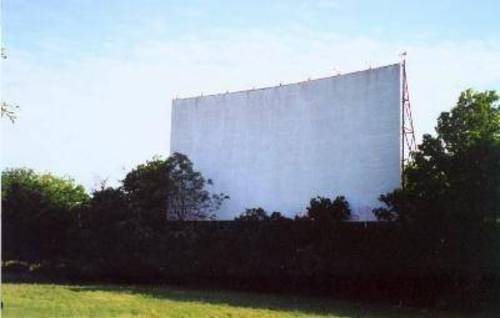 another screen pic(and a clearer one than the one up), which shows that the trees are starting to sadly overgrow it.... (from driveintheater.com)