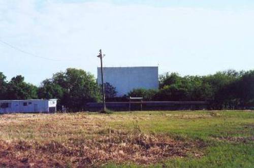 lot, screen, projection booth, and a trailer that i guess the current owners put up...(orig. from driveintheater.com)