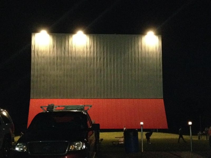 the drivein theateron the front sereen Free brids will start