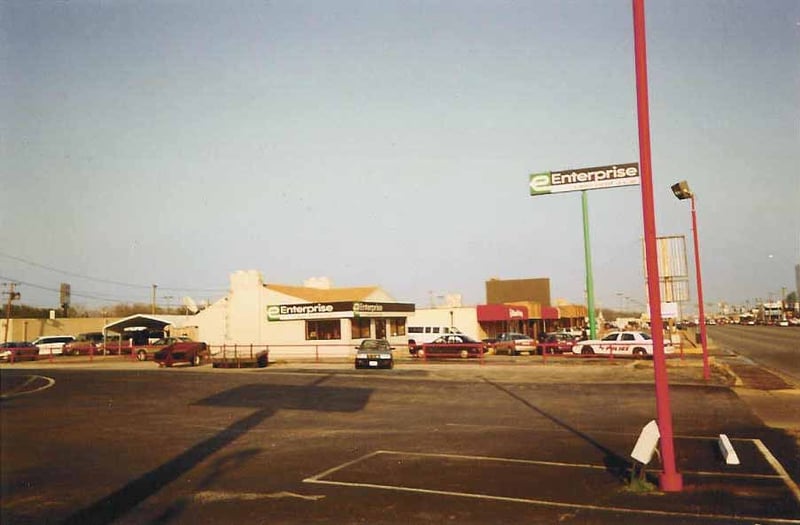 A man at the gun shop next door to this car rental place reassured me that this was the entrance to the Westview.