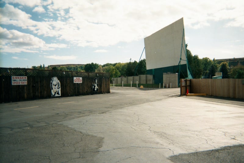 Entrance with screen in the background