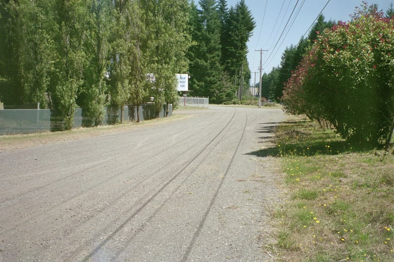 Holding area between the 2 gates